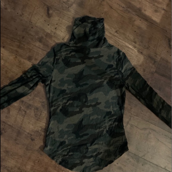 Long Sleeve Camo Turtle Neck Top🔥3 for $30 - Picture 1 of 2